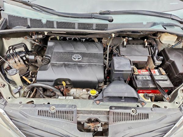 2013 TOYOTA SIENNA — Engine bay
