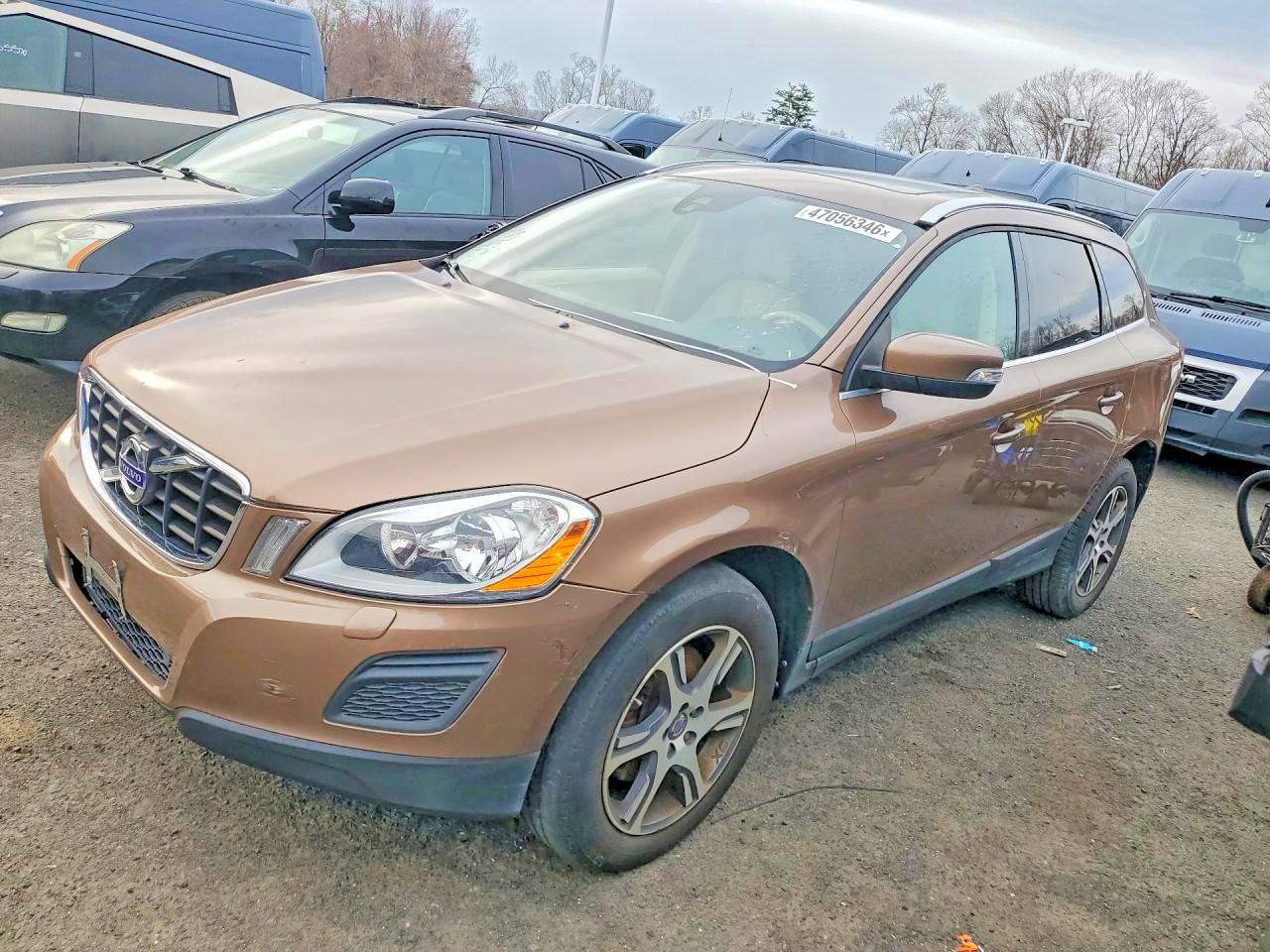2013 VOLVO XC60 — Front 3/4