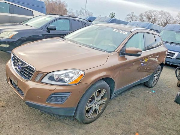 2013 VOLVO XC60 — Front 3/4
