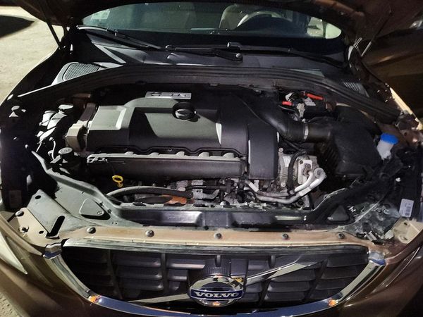 2013 VOLVO XC60 — Engine bay