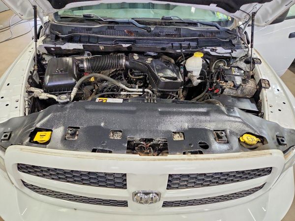 2019 RAM 1500 CLASSIC — Engine bay