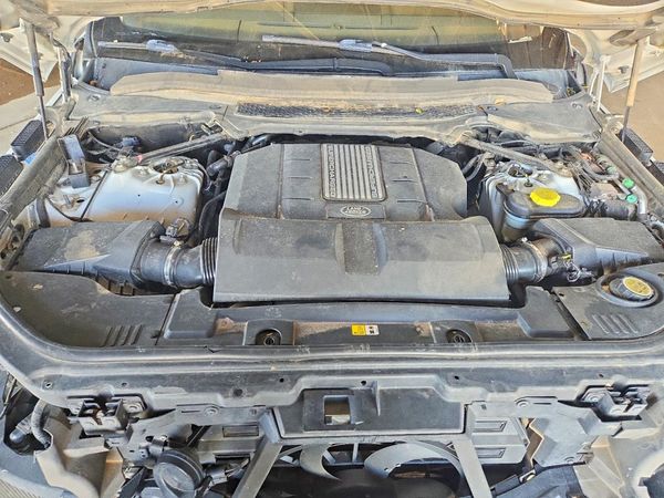 2015 LAND ROVER RANGEROVER Supercharged — Engine bay