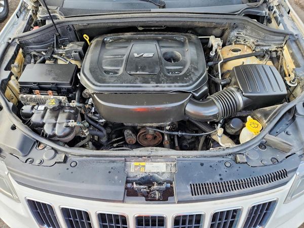 2016 JEEP CHEROKEE — Engine bay