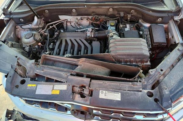 2018 VOLKSWAGEN ATLAS SEL — Engine bay