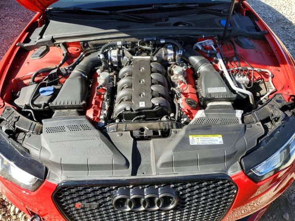 2015 AUDI RS5 — Engine bay
