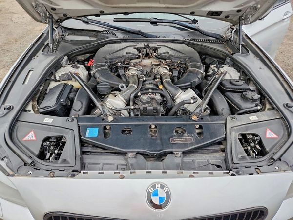 2013 BMW 5 SERIES — Engine bay