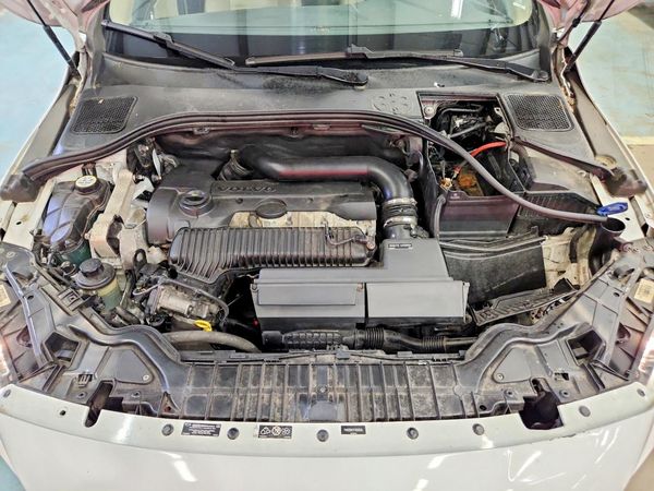 2015 VOLVO V60 CROSS COUNTRY — Engine bay