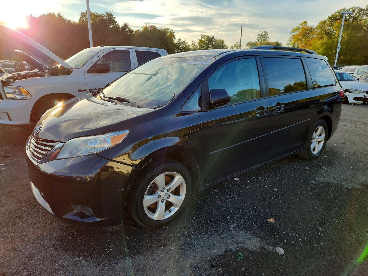 2017 TOYOTA SIENNA LE Mobility/LE — Front 3/4