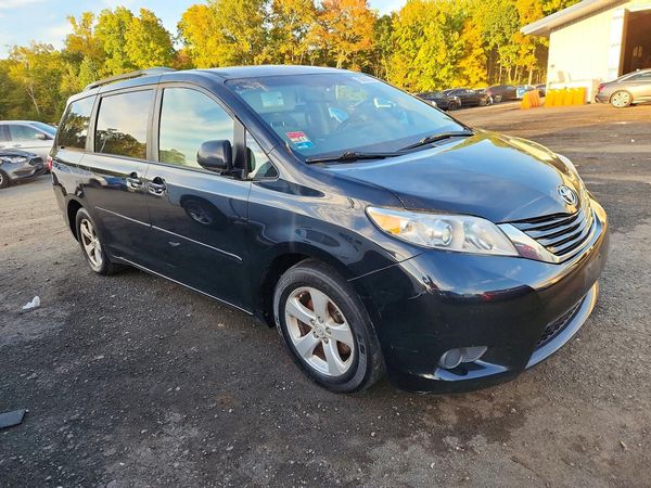 2017 TOYOTA SIENNA LE Mobility/LE — Passenger 3/4