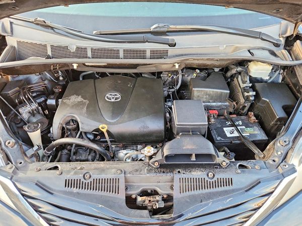 2017 TOYOTA SIENNA LE Mobility/LE — Engine bay