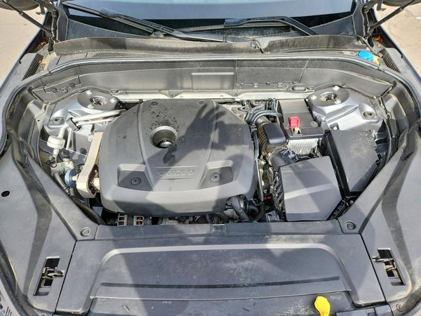 2016 VOLVO XC90 SV42 Momentum — Engine bay