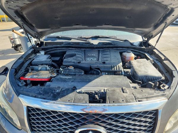 2015 INFINITI QX80 — Engine bay