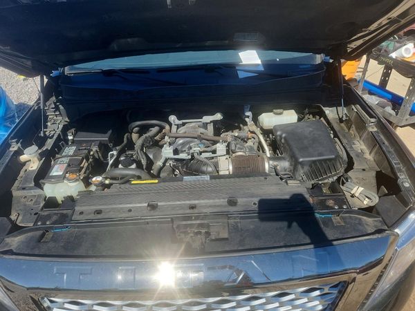 2019 NISSAN TITAN — Engine bay