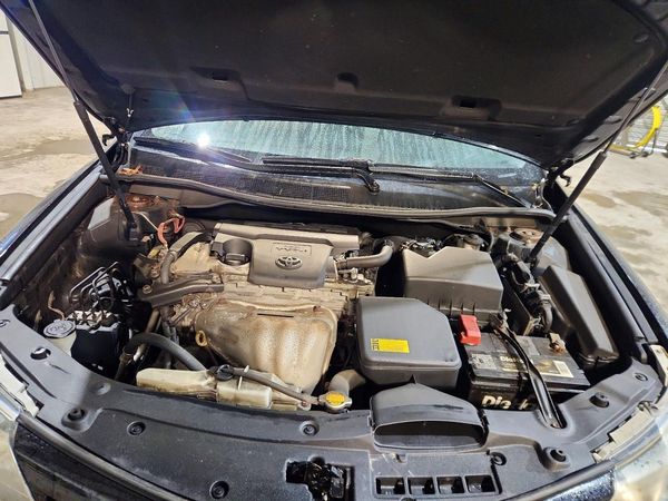 2014 TOYOTA CAMRY — Engine bay
