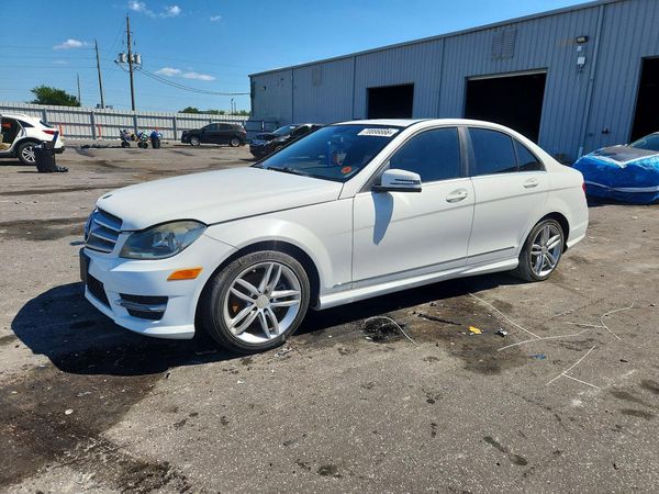 2013 MERCEDES-BENZ C-CLASS C250 — Front 3/4