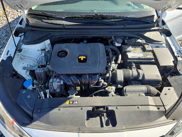 2020 HYUNDAI ELANTRA — Engine bay