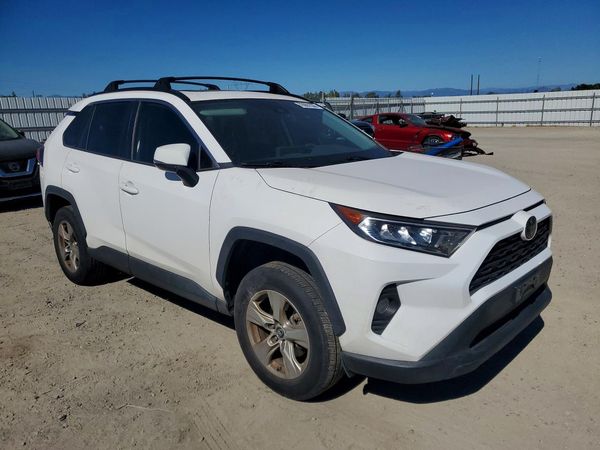 2019 TOYOTA RAV4 XLE / XLE Premium 4WD — Passenger 3/4