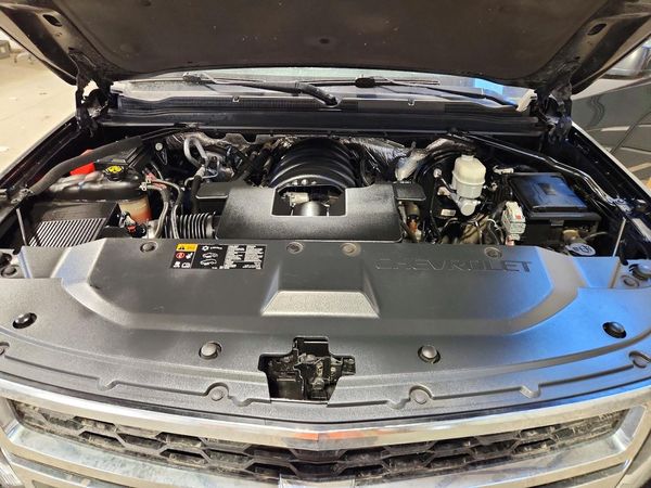 2016 CHEVROLET SUBURBAN LS — Engine bay