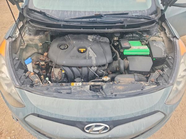 2013 HYUNDAI ELANTRA — Engine bay