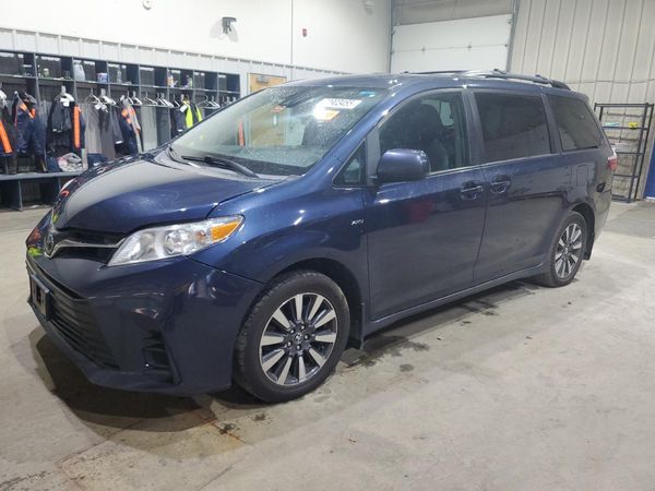 2018 TOYOTA SIENNA LE — Front 3/4