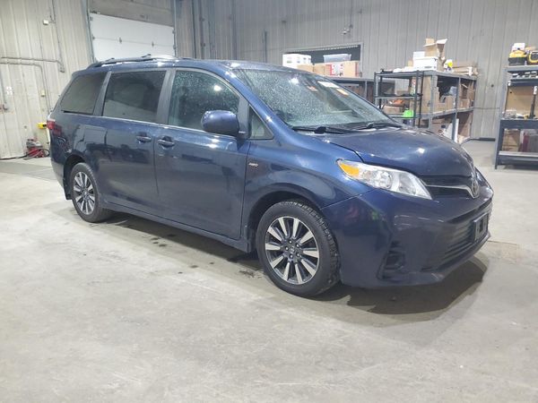 2018 TOYOTA SIENNA LE — Passenger 3/4