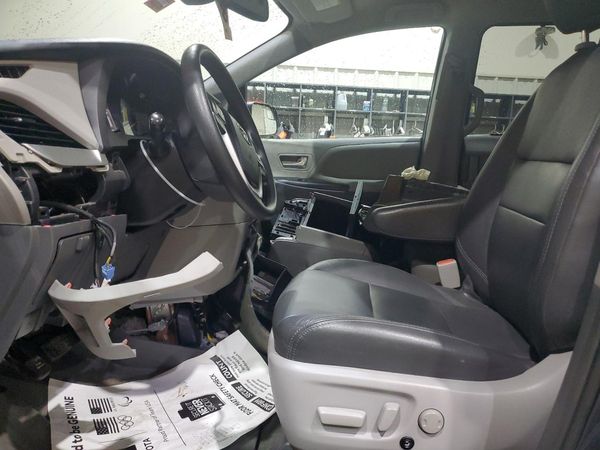 2018 TOYOTA SIENNA LE — DENT