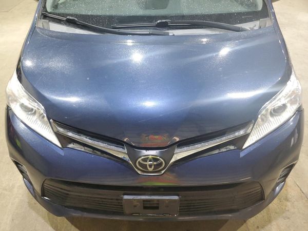 2018 TOYOTA SIENNA LE — Engine bay