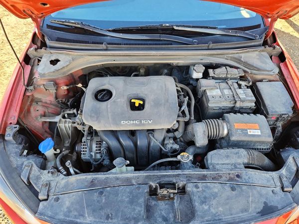 2017 HYUNDAI ELANTRA — Engine bay