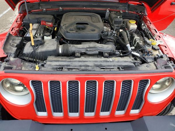 2020 JEEP WRANGLER UNLIMITED Unlimited Sahara — Engine bay