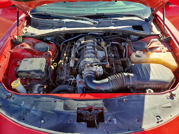 2017 DODGE CHARGER R/T — Engine bay