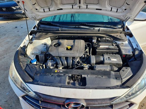 2019 HYUNDAI ELANTRA SE — Engine bay