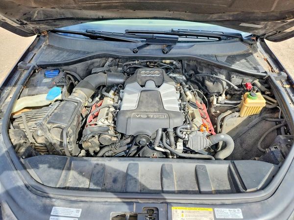 2013 AUDI Q7 Premium Plus — Engine bay