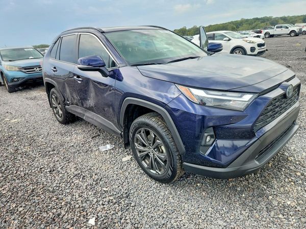 2022 TOYOTA RAV4 XLE Premium — Passenger 3/4