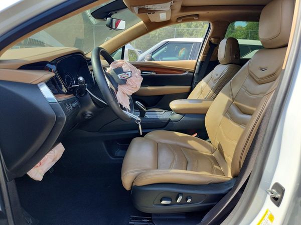 2017 CADILLAC XT5 Platinum — DENT