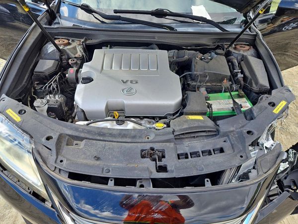 2013 LEXUS ES350 350 — Engine bay
