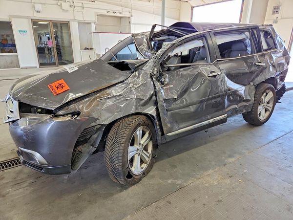 2013 TOYOTA HIGHLANDER Base/Hybrid — Front 3/4