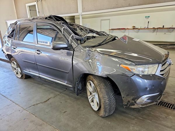 2013 TOYOTA HIGHLANDER Base/Hybrid — Passenger 3/4