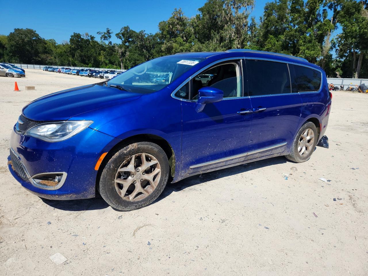 2020 CHRYSLER PACIFICA Touring L — Front 3/4