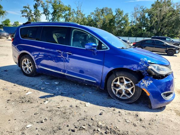 2020 CHRYSLER PACIFICA Touring L — Passenger 3/4
