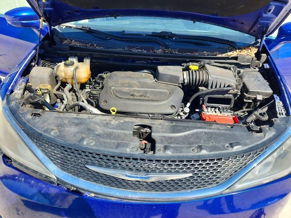 2020 CHRYSLER PACIFICA Touring L — Engine bay