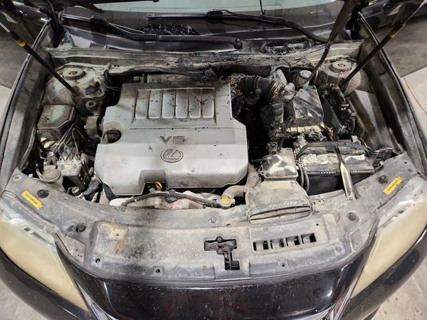 2013 LEXUS ES350 350 — Engine bay