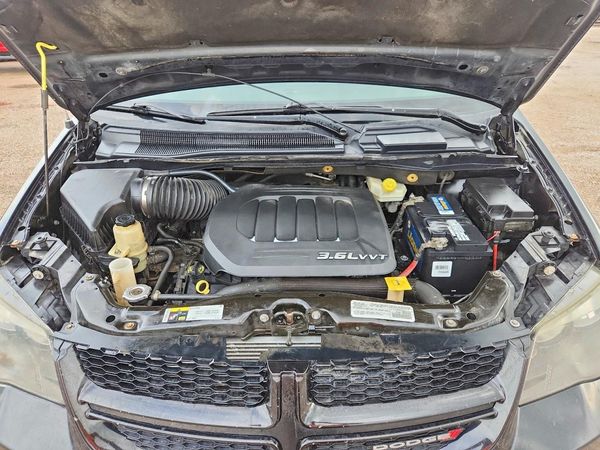 2017 DODGE GRAND CARAVAN SXT — Engine bay