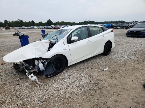 2017 TOYOTA PRIUS Three/Four/Four Adv — Front 3/4