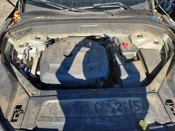 2020 VOLVO XC90 Inscription — Engine bay