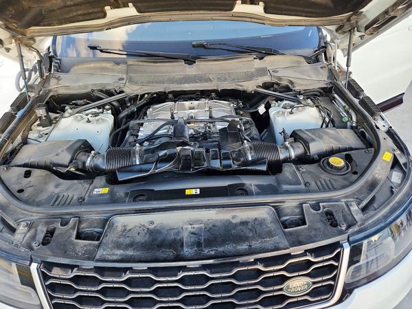 2019 LAND ROVER RANGEROVER HSE — Engine bay