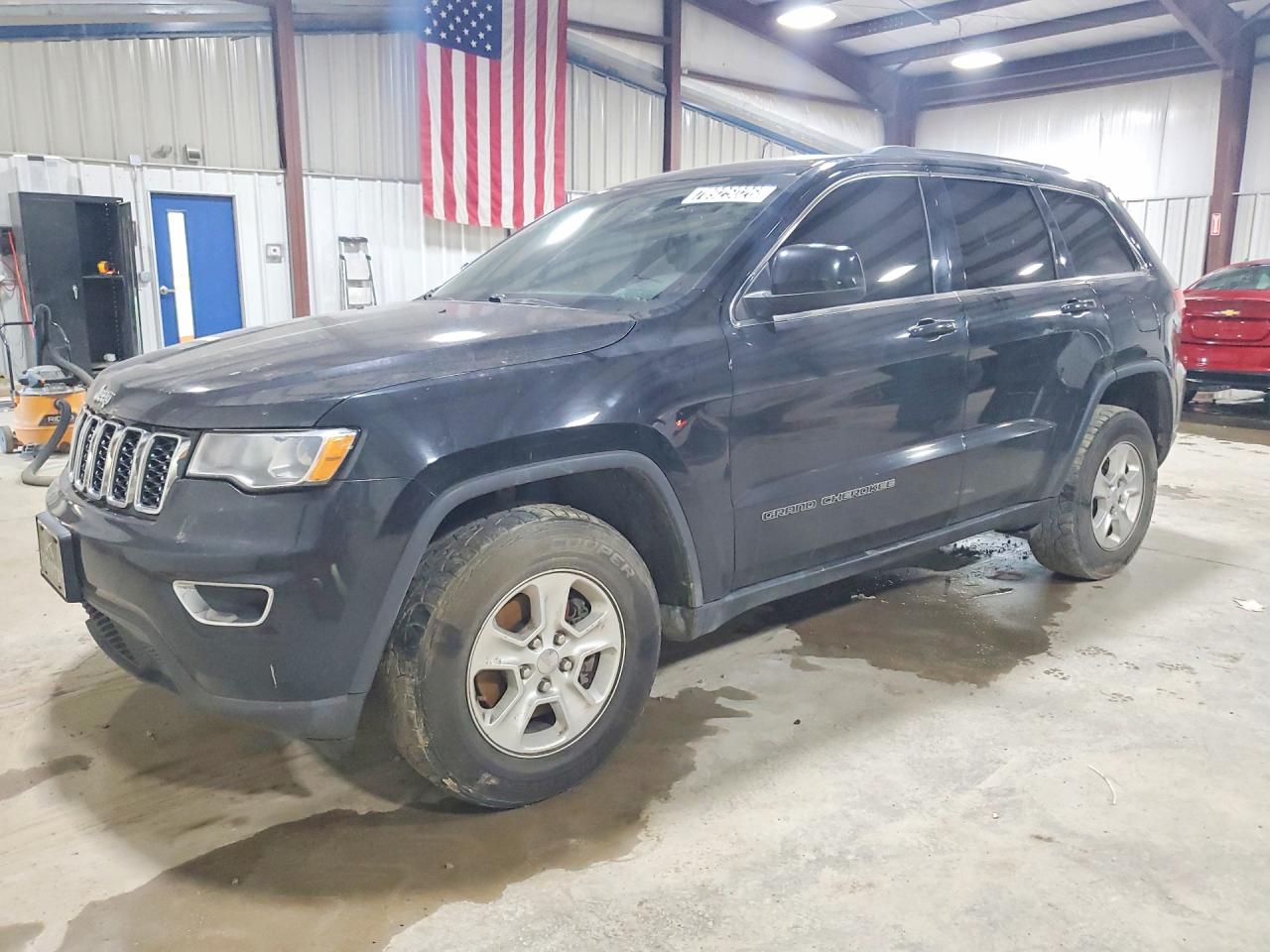 2017 JEEP GRAND CHEROKEE Laredo — Front 3/4