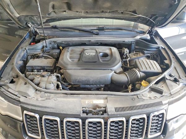 2017 JEEP GRAND CHEROKEE Laredo — Engine bay