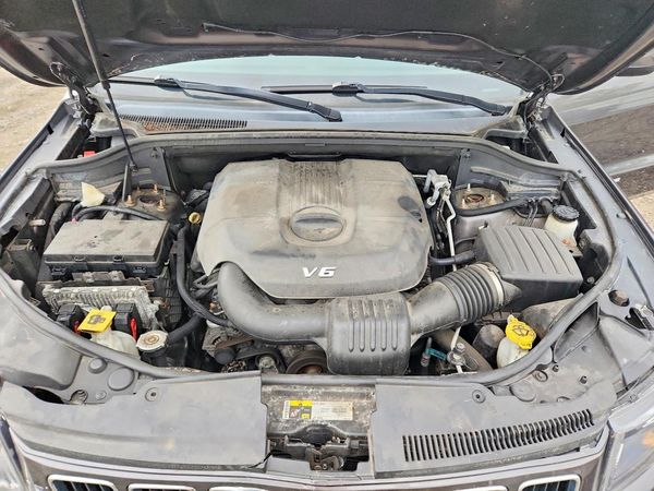 2014 JEEP CHEROKEE Laredo — Engine bay