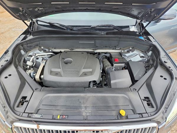 2019 VOLVO XC90 Inscription — Engine bay