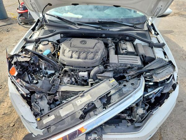 2020 VOLKSWAGEN PASSAT SE — Engine bay